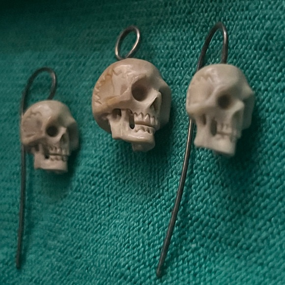 Rare bone carved skull earrings and pendant - Picture 4 of 13